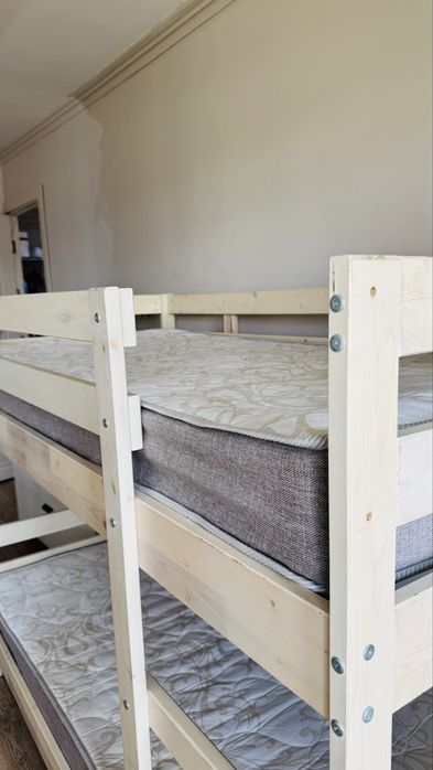 Продается кровать с матрасами