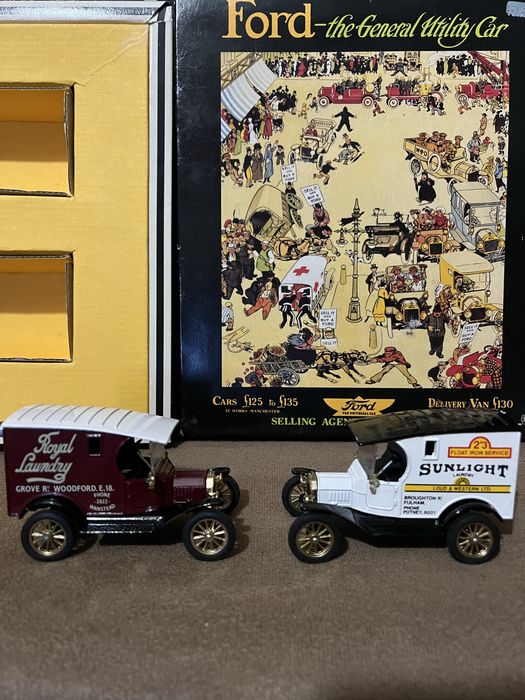 модели на микробуси Ford - колекционерско издание (комплект от 2)