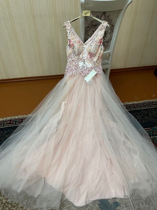 Yangi kiyilmagan oqshom libosi