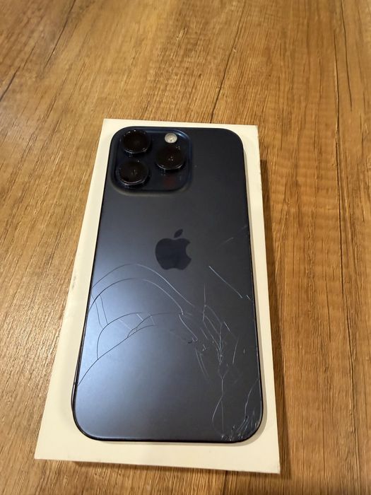 Iphone 15 pro 128gb с леко пукнат заден панел