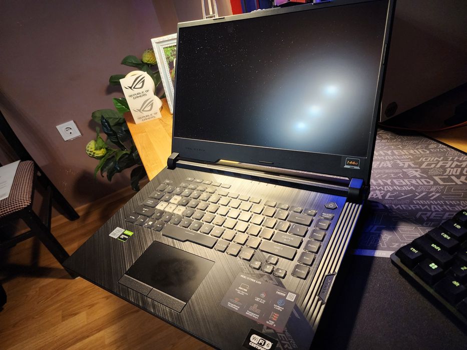Изключително запазен лаптоп Asus Rog Strix G512LI