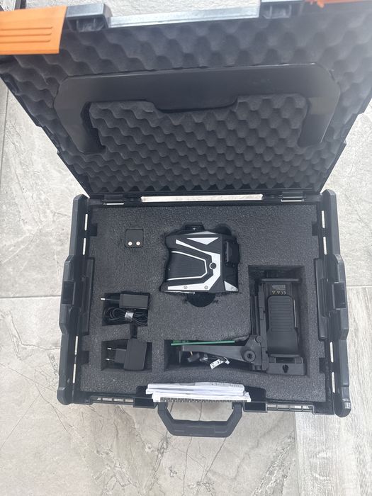 Vind laser profesional LASERLINER X3 nou la cutie