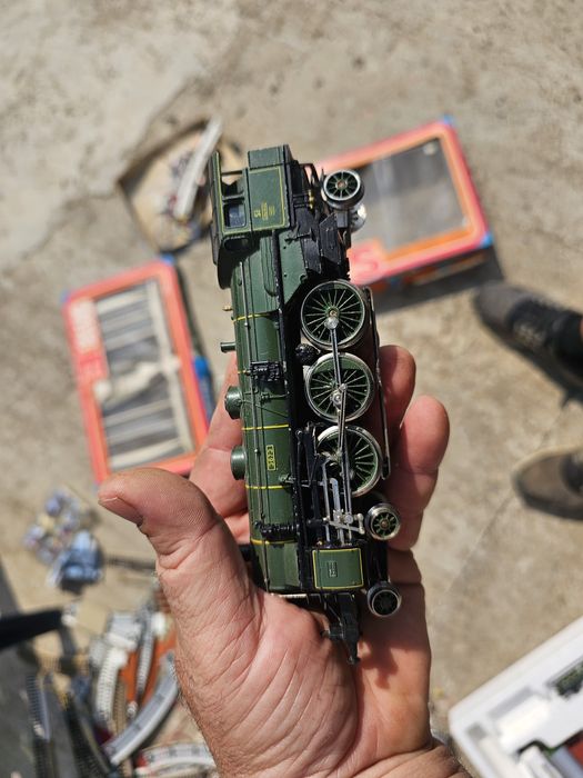 3 броя Локомотив с вагони и релси