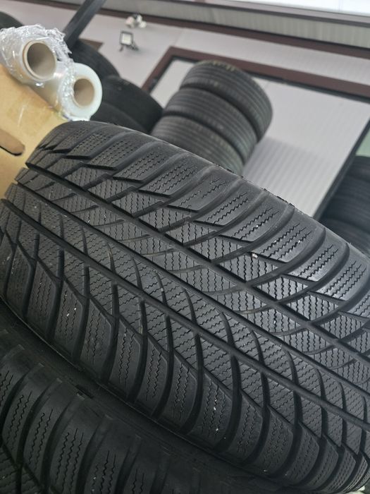 2 Броя 225/45/18 Bridgestone 6,8mm 24dot
