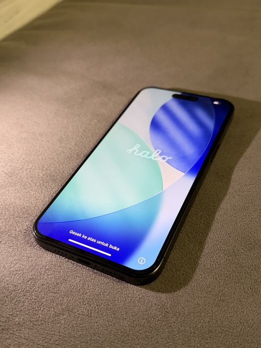 iPhone 15 Pro Max – 256 GB – Много добро състояние + 8 калъфа ПОДАРЪК