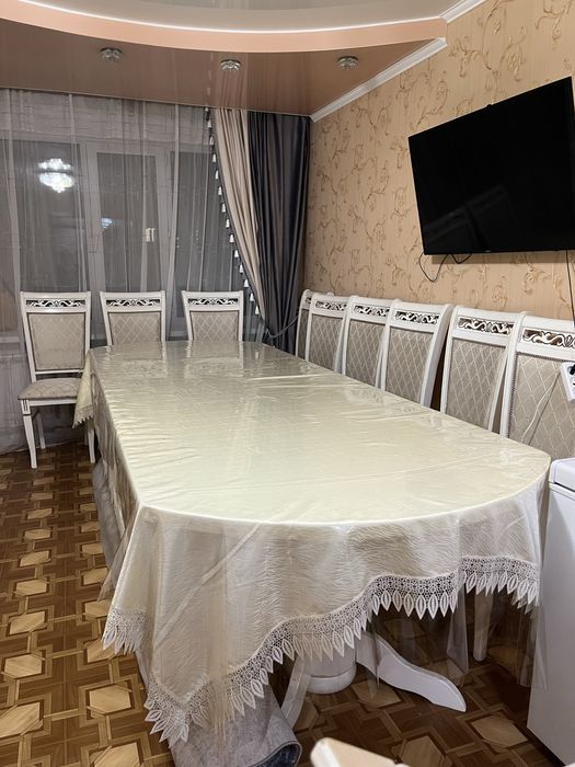 Стол и стулья для зала