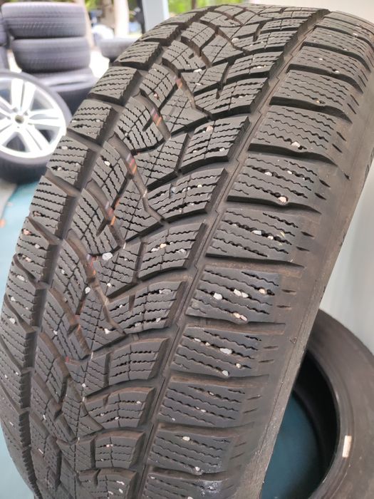 2 бр зимни 235/60/18 Dunlop 22г