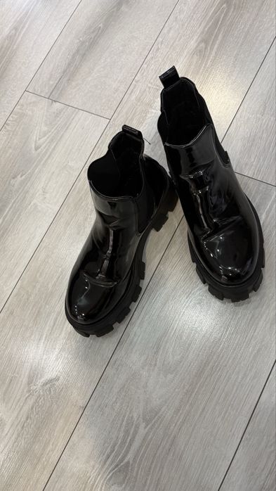 Дамски боти в черен лак