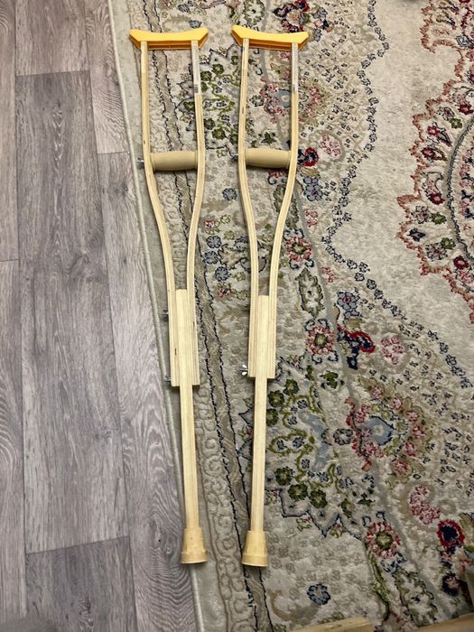 Костыли, корсет для спины