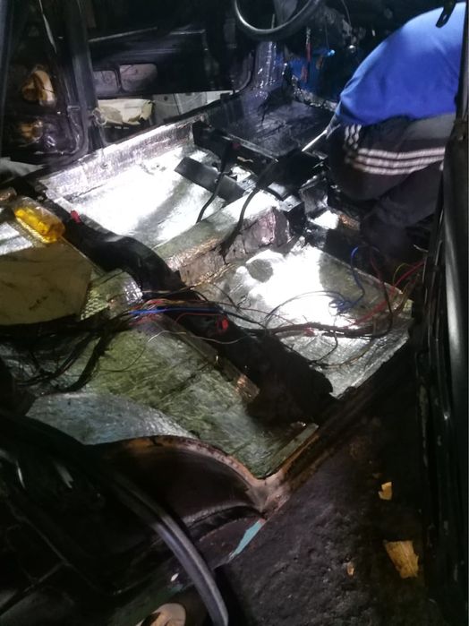 Продается ВАЗ 2105 торг у капота