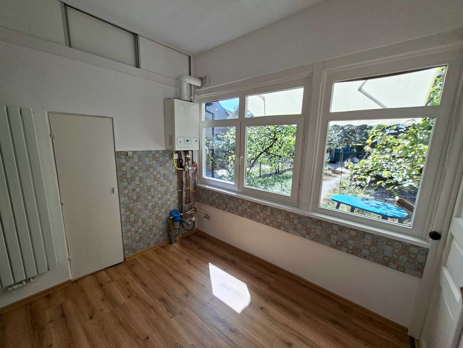 Închiriez casă cu 2 camere, curte proprie, acces auto – zona Semicentrală