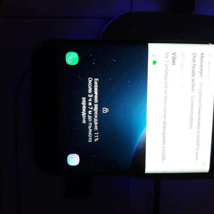 Универсално безжично зарядно за телефон.