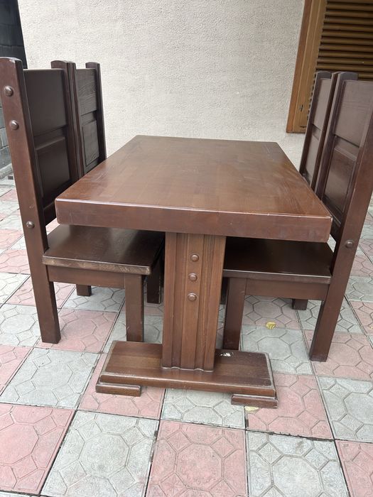 Стол и стулья для гостинной