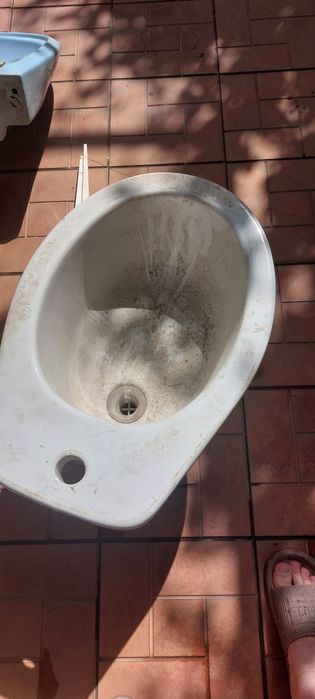 Продается сантехника унитаз чешский, раковина ческая в комплекте ,