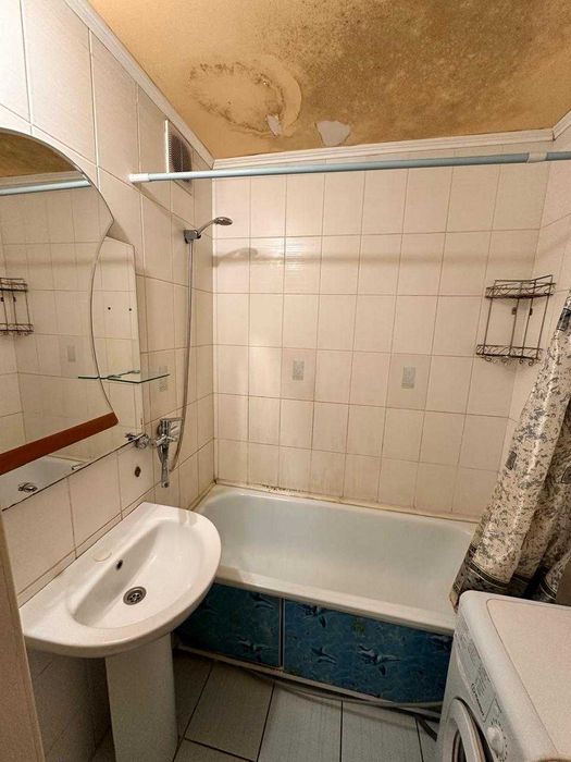 Продам 3-х комн., Достык Мол