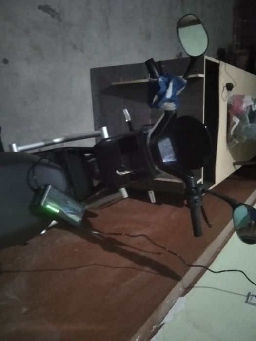 Скутер сотилади холати  зор 300долор ками бор