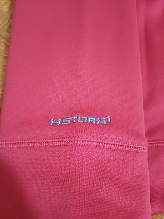 Продавам суичер UNDER ARMOUR