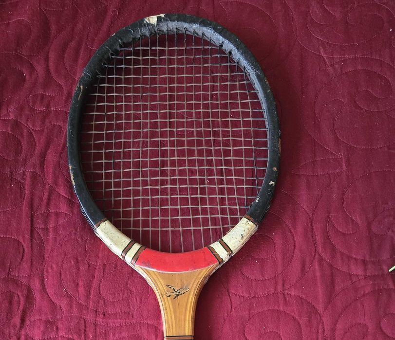 Fereust, rachetă de tenis vintage din lemn, fabricată în Spania în anii 1960.