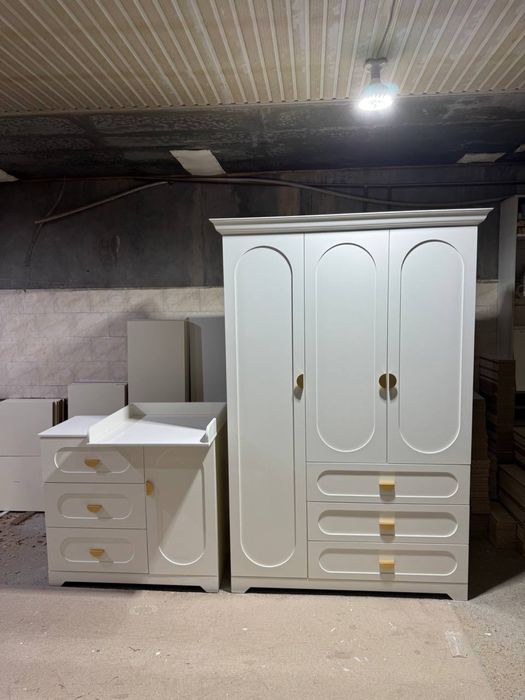 Детсая кровать и шкаф и камод