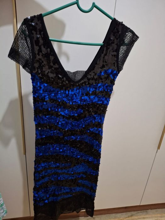 Қара көйлек 44-46 размер.Көк жылтыр көйлек 42-44 размер