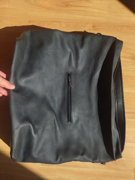 Много вместителна черна дамска чанта