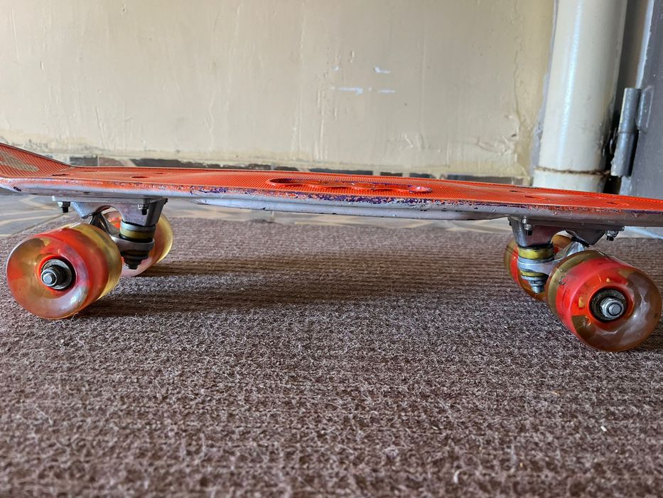 скейт, цвет-оранжевый состояние отличное