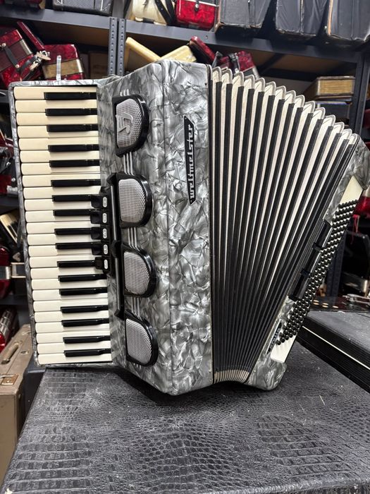 Acordeon Weltmeister Stella cu 120 de basi, surdina, camera, cassotto