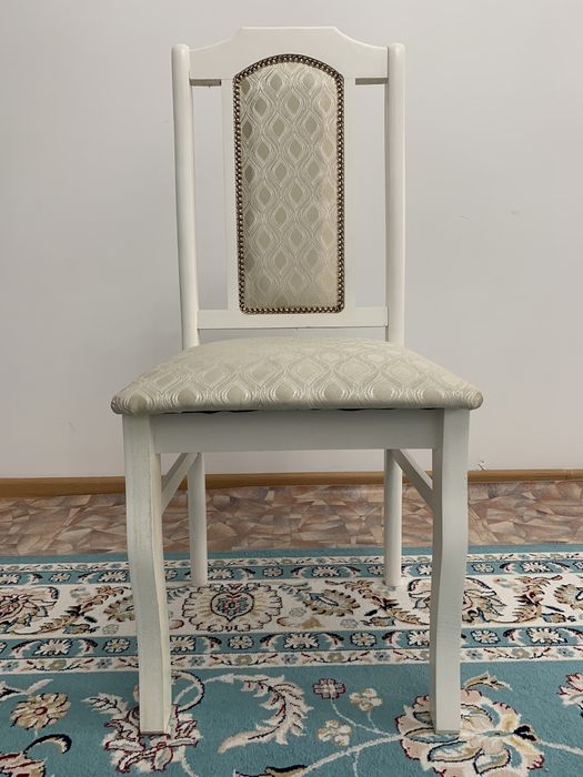 Белые стулья, депутат стулья