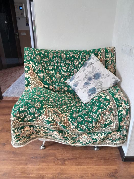 Продам мягкий диван с двумя креслами