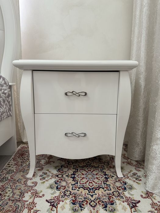 Спальная кровать и тумбочка