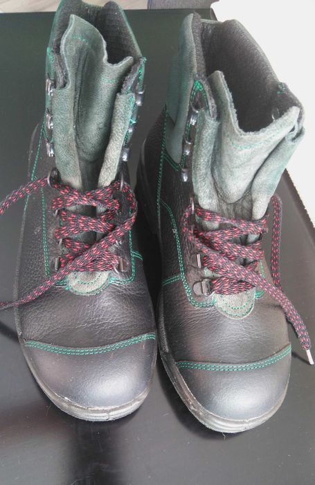 Работни обувки UVEX с метално бомбе, N-38