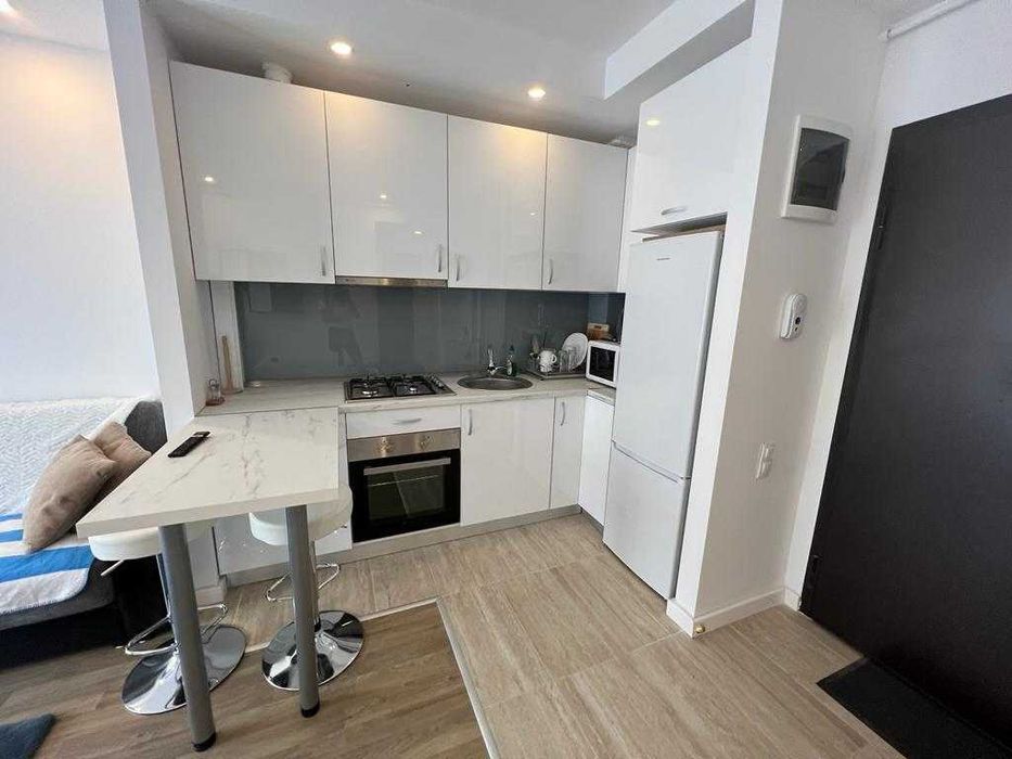 Inchiriez direct proprietar apartament 2 camere Cosmopolis, parcare.