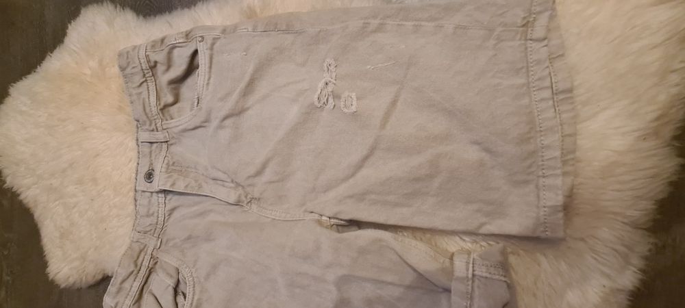Vand pantaloni scurți jeans Reserved