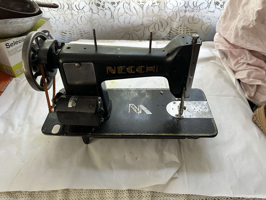 Masina de cusut Nechi cu masa