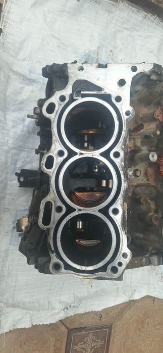 Мотор машины на разбор