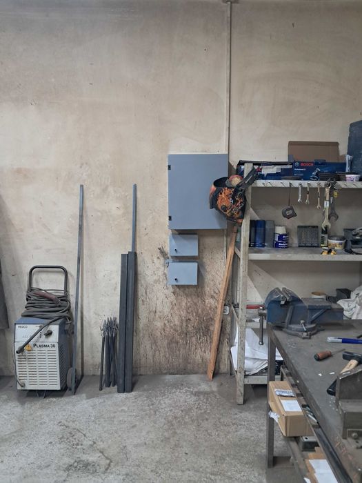 Метален шкаф за инструменти и документи