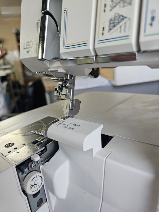 Masina casnica combinata de surfilat si acoperire Merrylock 4070