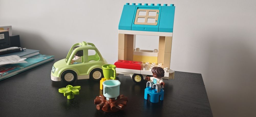 Lego Duplo 10986 - Casa de familie pe roti (camping)