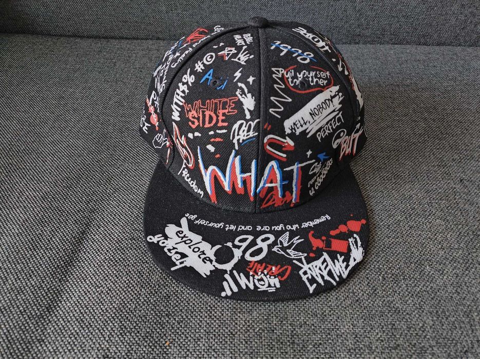 Шапка с права козирка в стил графити