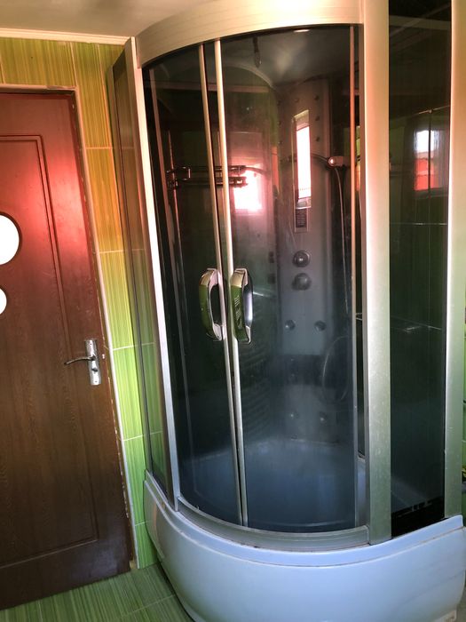 Cabină de duș cu muzică și geamuri fumurii și hidromasaj