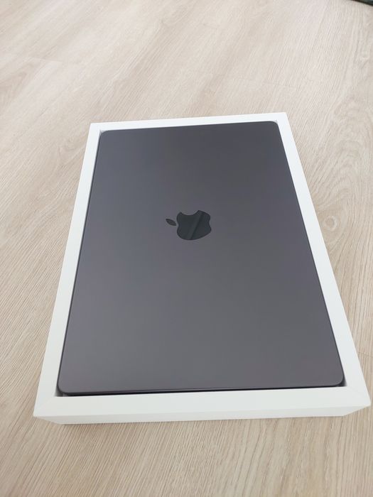 MacBook sotladi yangi