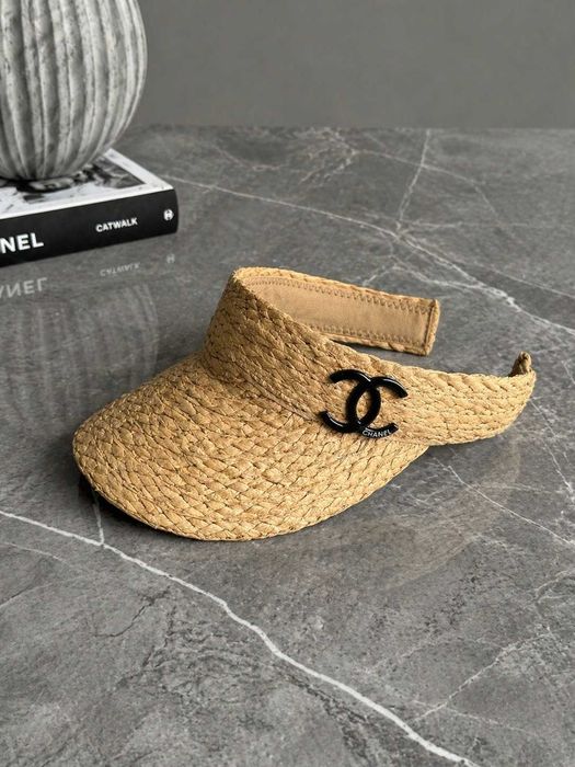 лятна сламена регулираща плетена шапка тип козирка от слама на шанел chanel в бежов цвят капучино нова с етикет