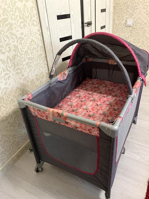 Детский манеж на колёсиках