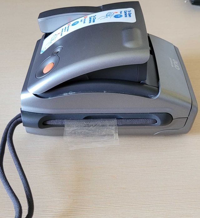 Polaroid One600 сива – ретро фотоапарат за моментни снимки