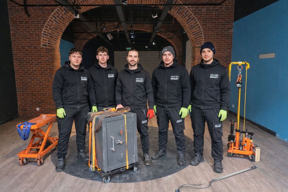 Transport mutari debarasari manipulare obiecte grele duba cu lift