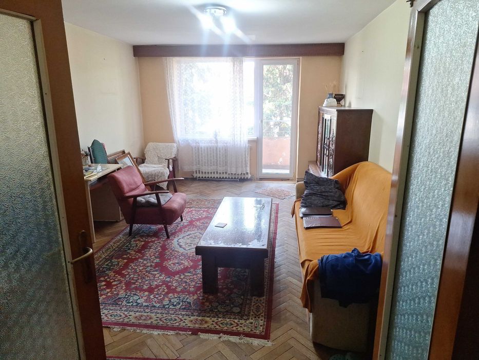 Vand apartament decomandat 3 camere , bucatarie ,2 bai, situat central