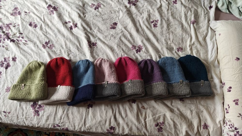 Вязаные двойные шапки