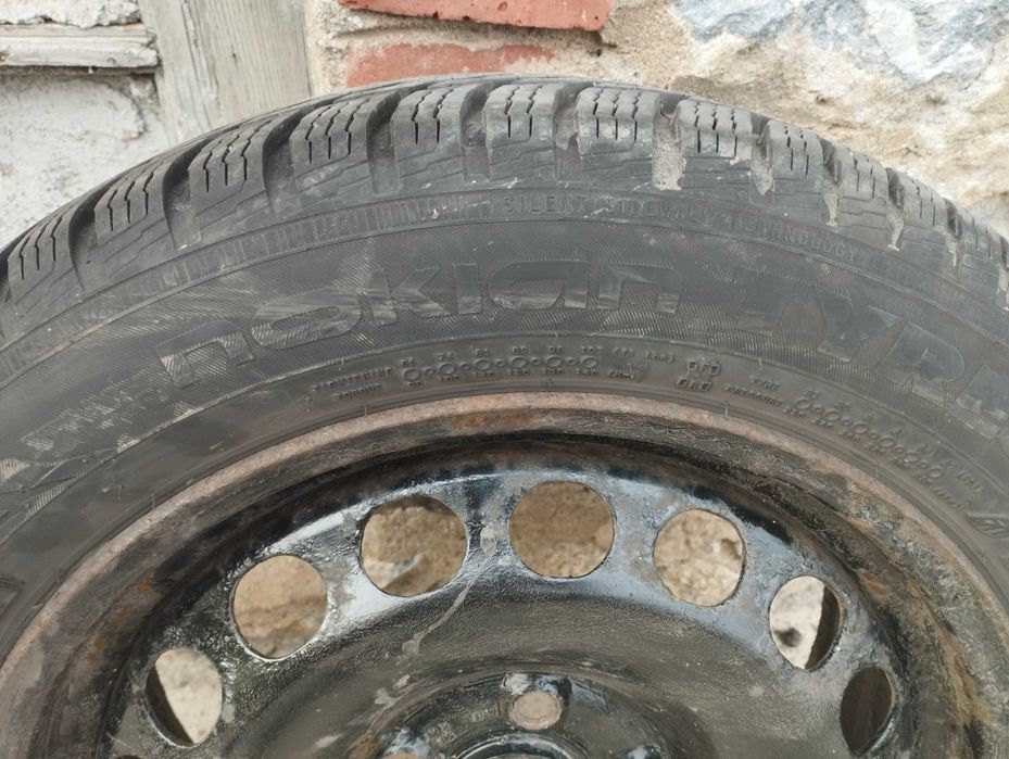 Зимни гуми 205 55 16 Continental -2бр. 23/22 и Nokian-2бр. 26/21