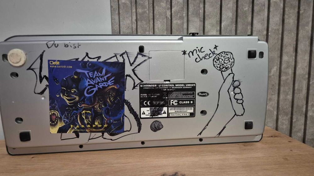 Behringer UMX25 Midi клавиатура