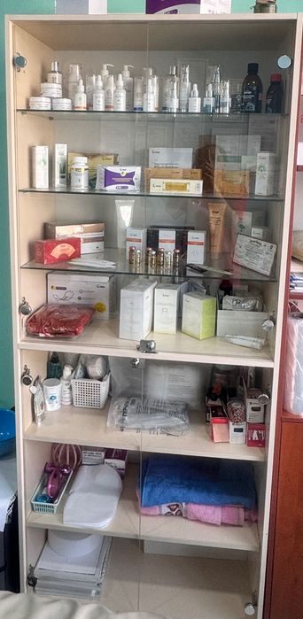 Шкаф - витрина с замками